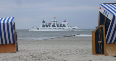 Am Strand von Norderney mit Blick zur Fähre