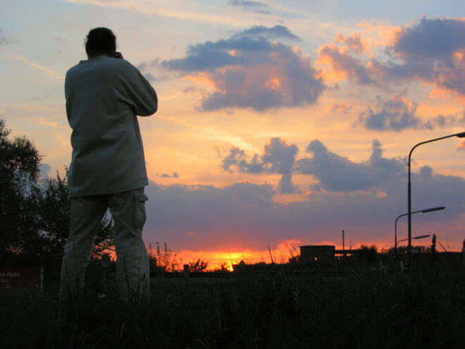 Der Fotograf Harry fotografiert im Sonnenuntergang