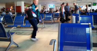 Warten im Flughafen auf Kreta