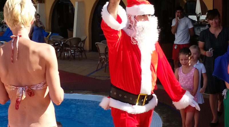 Weihnachtsmann beschenkt die Kinder am Pool