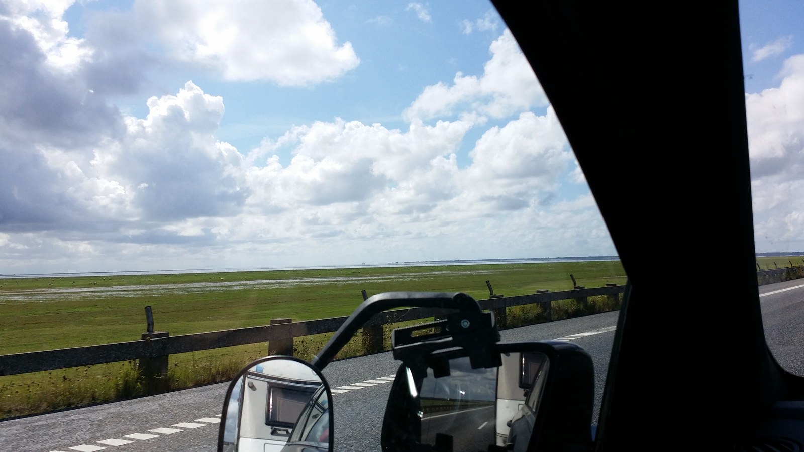 Blick in den Rückspiegel zum Wohnwagen