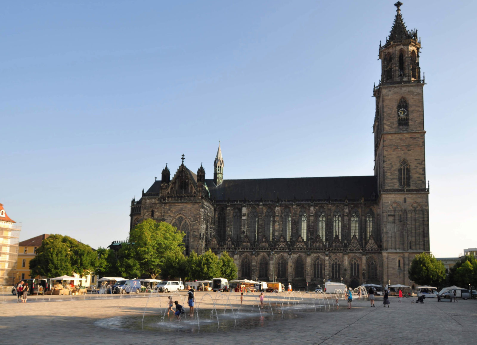 Domplatz und Wasserspiele