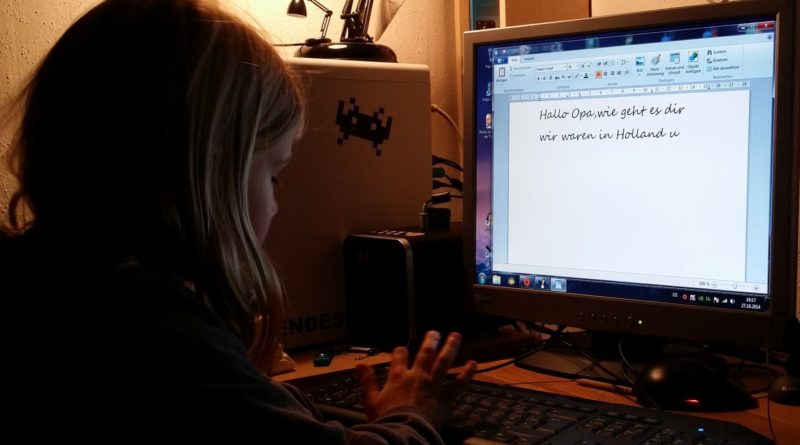 Kind am Computer