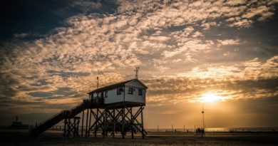 Stelzenbau am Strand von St Peter Ording