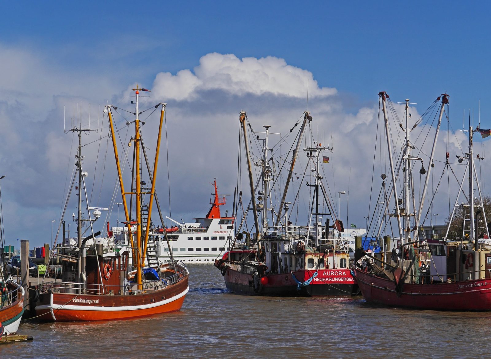 Fähre und Fischerboote