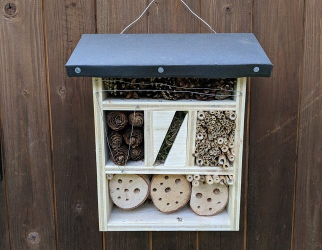 Fertiges Insektenhotel an unserer Schuppenwand