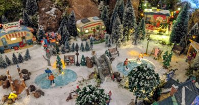 Romantischer Campingplatz in der Weihnachtsdekoration