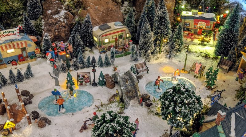 Romantischer Campingplatz in der Weihnachtsdekoration