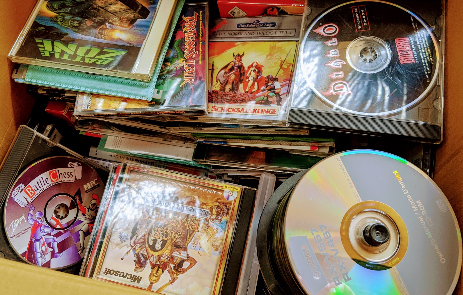 Ein Umzugskarton mit alten CD-Roms