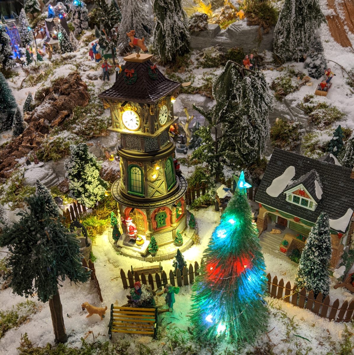 Eine Turmuhr in der Weihnachtszeit
