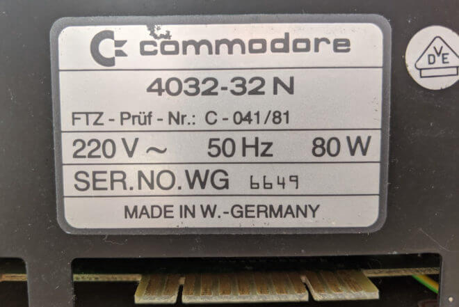Das Typenschild des Commodore 4032-32N