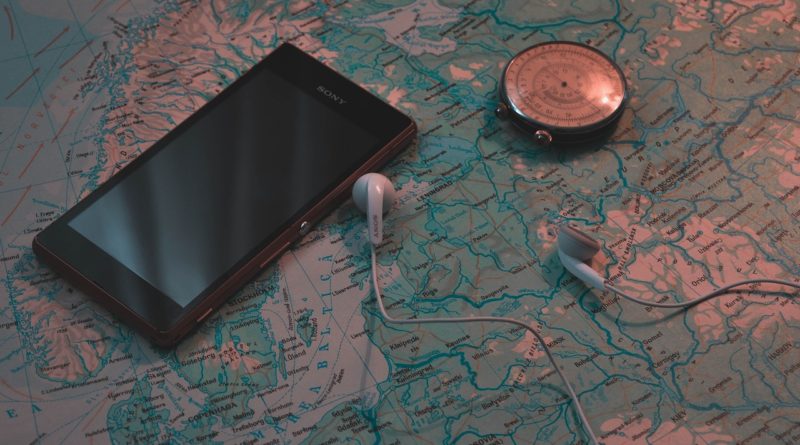 Smartphone und Landkarte