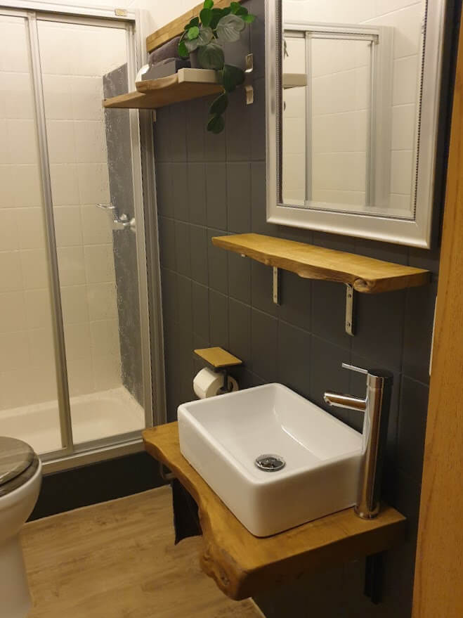 Spiegel und mehr Regale aus Holz