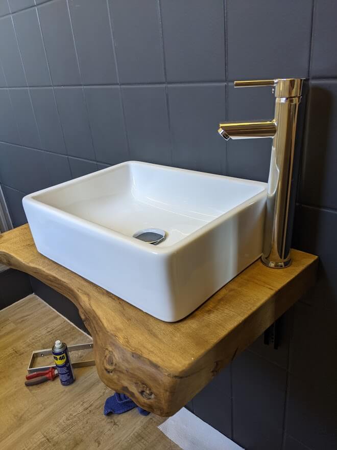 Waschtisch mit Baumkante