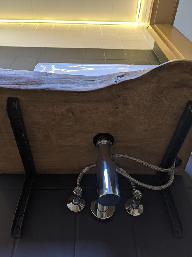 Waschtisch von unten mit Wasseranschlüssen