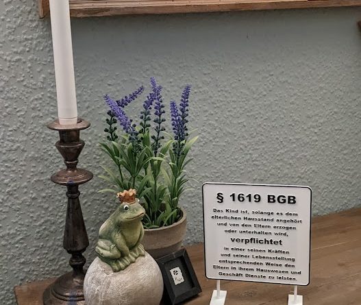 Das gedruckte Schild im Flur